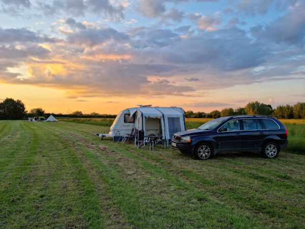 Image of a mobile caravan with the sunset in the background